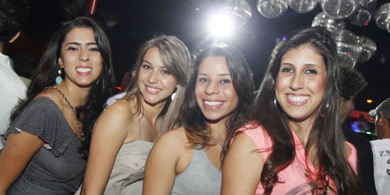 As amigas Iara Bastos, Sara Andrade, Agnes Santos e Bárbara Sápio em noite de balada